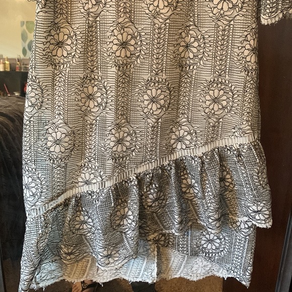 One One Six woman’s dress. Black and white lace size small - Picture 7 of 9